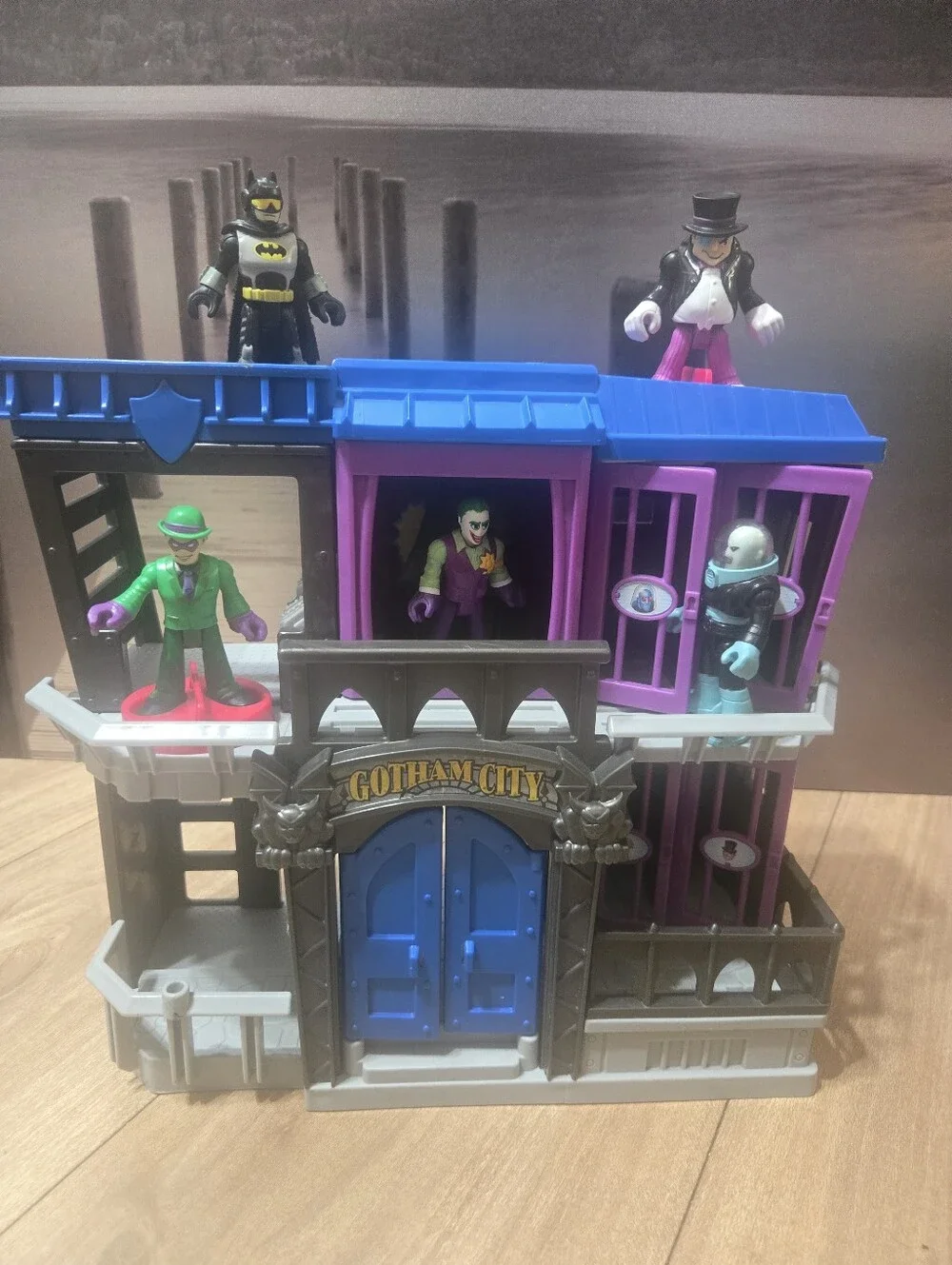 Batman Gotham City Playset Fisher Price Freeze Riddler Penguin Imaginext